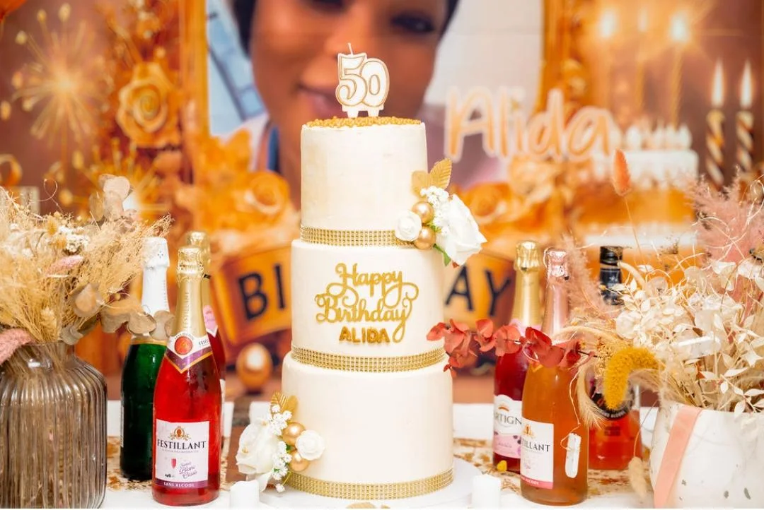 Un gâteau de Natacha au centre d’une table de fête